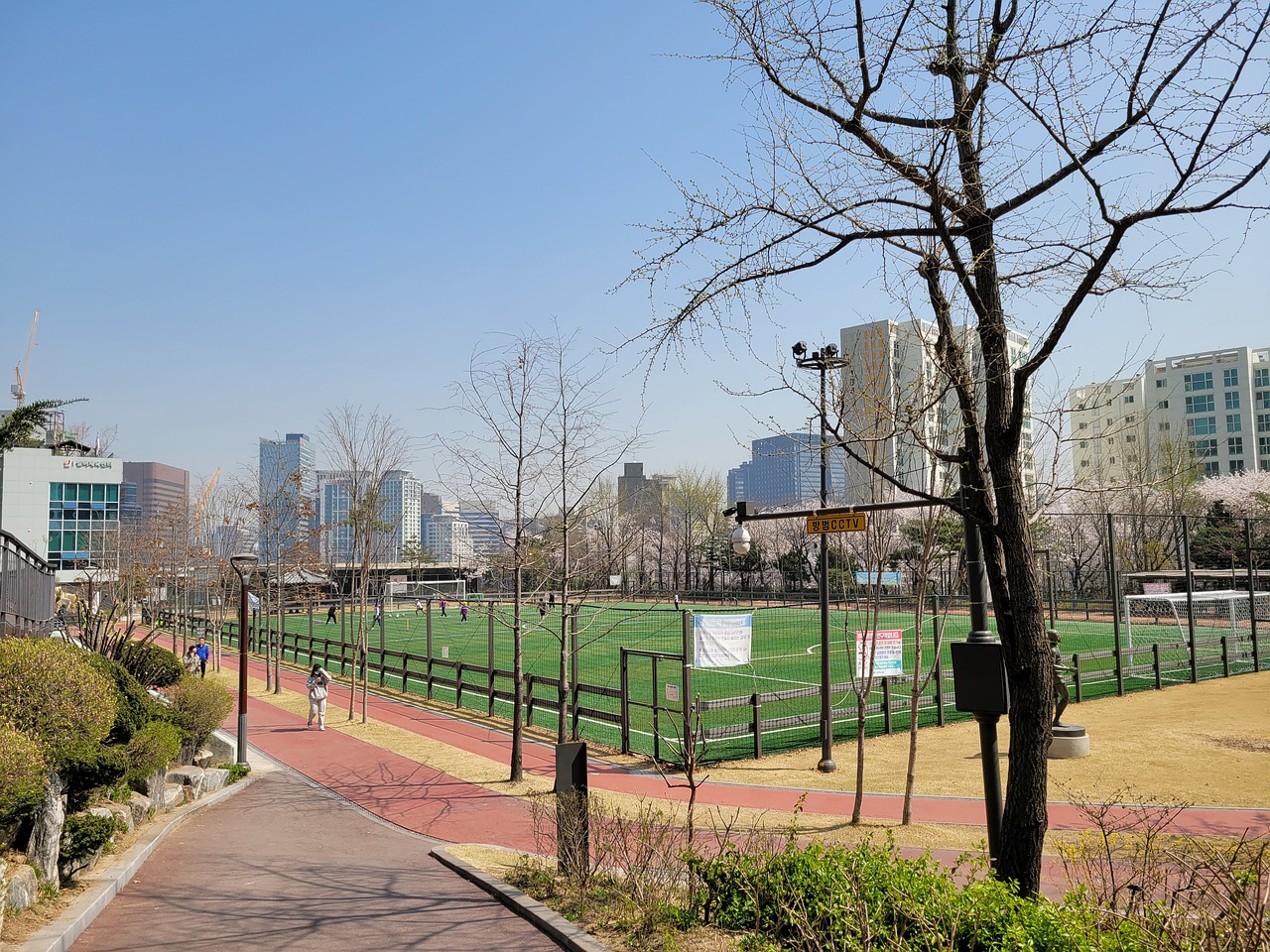 希腊媒：曼联与皇马已经报价奥林匹亚科斯18岁中场穆扎基蒂斯